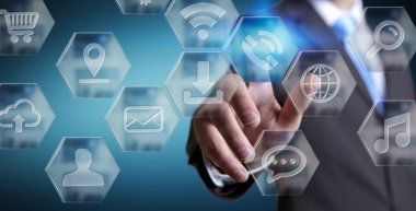 Modern dijital uygulamalar arabirimini kullanarak iş adamı