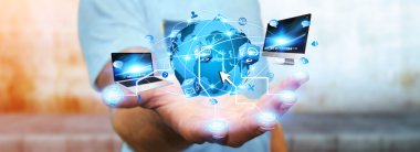 İnternette sörf adam