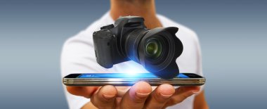 Modern fotoğraf makinesi kullanan genç adam