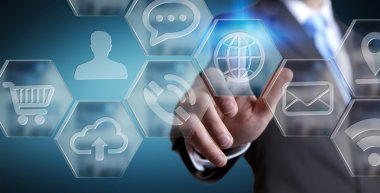 Modern dijital uygulamalar arabirimini kullanarak iş adamı