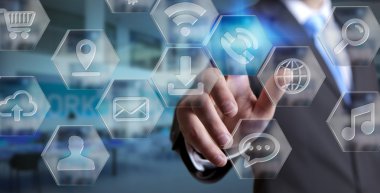 Modern dijital uygulamalar arabirimini kullanarak iş adamı