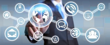 Dijital dokunmatik ekran arayüzü ile web simgesini kullanarak iş adamı
