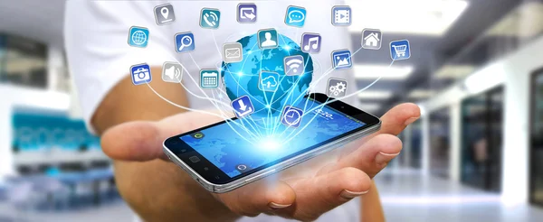 Empresário usando aplicativos modernos de telefonia móvel digital — Fotografia de Stock
