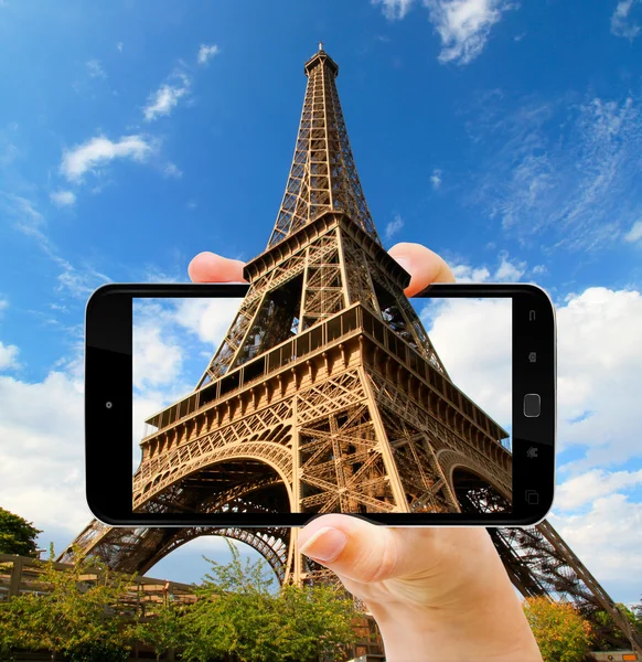 Эйфелева башня в Париже Франция снята с мобильного телефона — стоковое фото