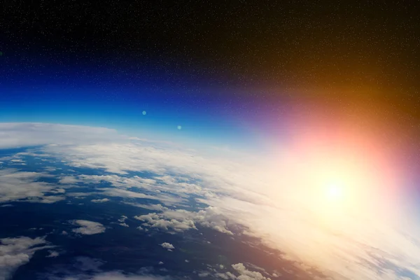 Východ slunce nad planeta země ve vesmíru — Stock fotografie