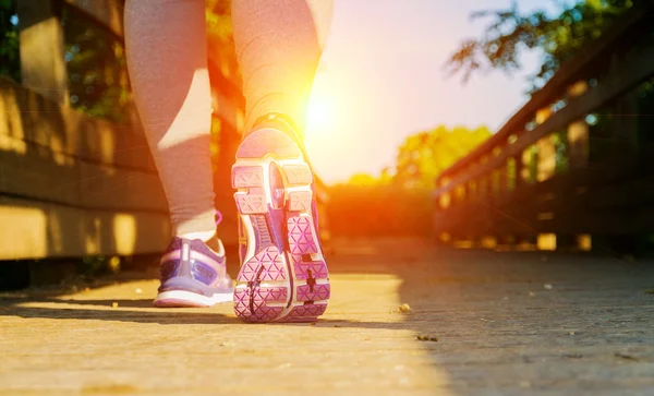 Mujer corriendo al atardecer en un campo —  Fotos de Stock