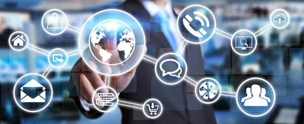 Dijital dokunmatik ekran arayüzü ile web simgesini kullanarak iş adamı