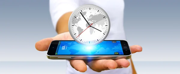 Бизнесмен держит часы за мобильным телефоном — стоковое фото