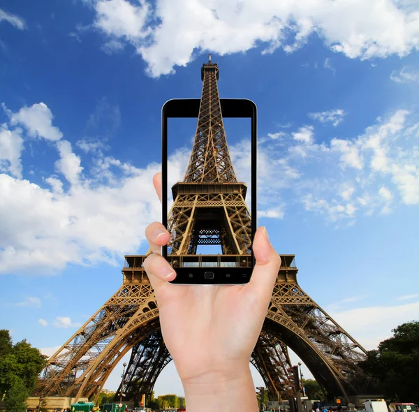 Eiffeltornet i Paris Frankrike tagit med en mobiltelefon — Stockfoto