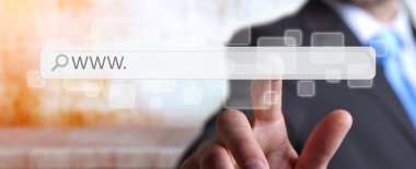 Dijital dokunsal web adres çubuğu ile internette sörf adam