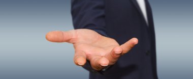 Renkli arka plan üzerinde genç adam