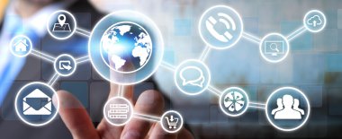 Dijital dokunmatik ekran arayüzü ile web simgesini kullanarak iş adamı