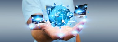 İnternette sörf adam