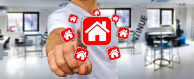 Bir daire kiralamak için modern uygulama kullanarak iş adamı