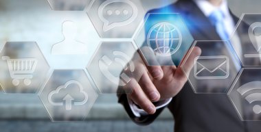 Modern dijital uygulamalar arabirimini kullanarak iş adamı