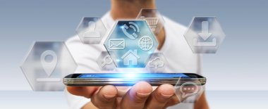 Modern dijital cep telefonu uygulamaları kullanarak iş adamı