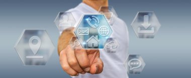 Modern dijital uygulamalar kullanarak iş adamı