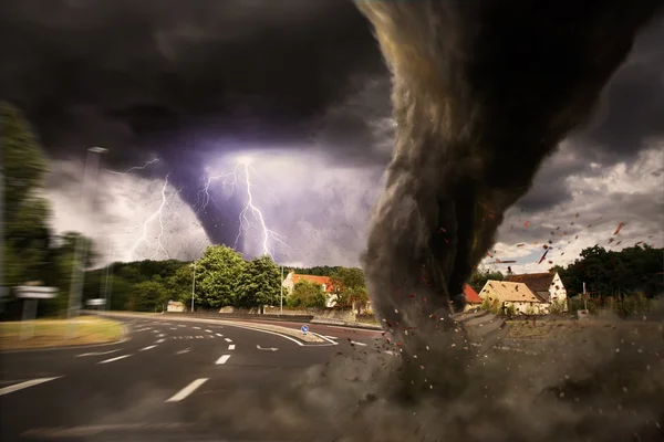 Grande desastre Tornado em uma estrada — Fotografia de Stock