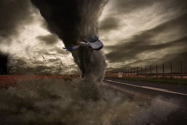 Grande desastre Tornado em uma estrada — Fotografia de Stock