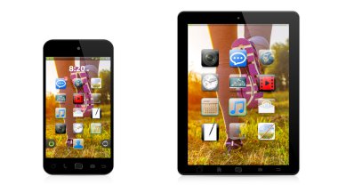 Modern dijital telefon ve beyaz zemin üzerine tablet