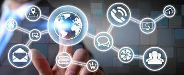 Dijital dokunmatik ekran arayüzü ile web simgesini kullanarak iş adamı