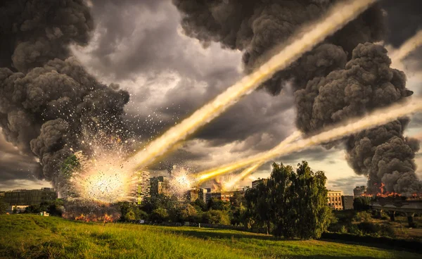 Chuveiro de meteoritos sobre uma cidade — Fotografia de Stock