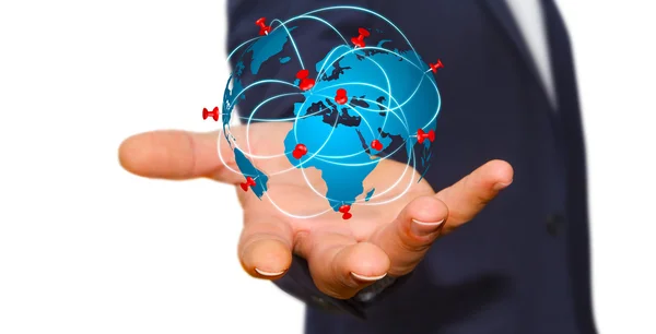Бизнесмен держит в руках цифровую карту мира — стоковое фото