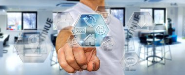 Modern dijital uygulamalar kullanarak iş adamı