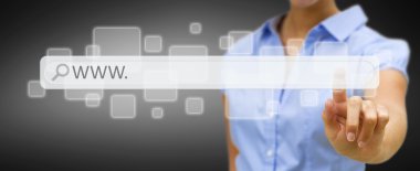 Kadın internet üzerinde dijital dokunsal web adres çubuğu ile sörf