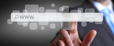 Dijital dokunsal web adres çubuğu ile internette sörf adam
