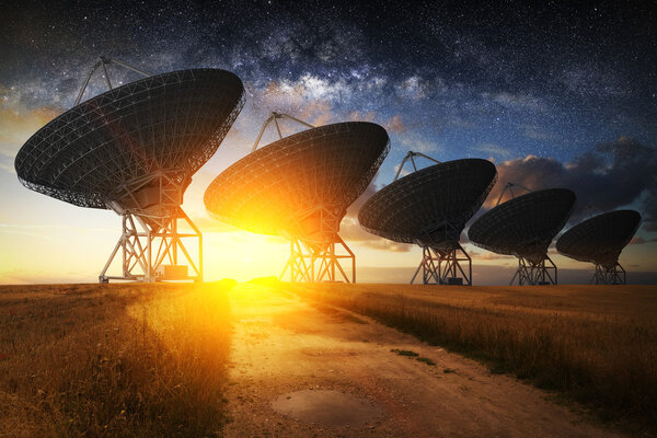 Вид на спутниковую тарелку ночью
