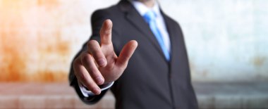 Renkli arka plan üzerinde genç adam