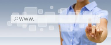 Kadın internet üzerinde dijital dokunsal web adres çubuğu ile sörf