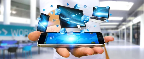 Empresário conectando dispositivo de tecnologia com seu telefone móvel — Fotografia de Stock