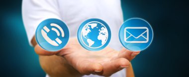 Modern dijital uygulama kullanarak iş adamı