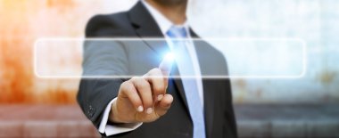 Modern dokunmatik ekran düğmesini dokunmadan işadamı