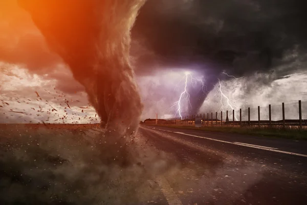 Gran desastre de Tornado en una carretera — Foto de Stock