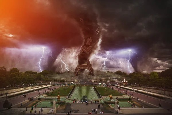 Grandes tornados destruyendo la Torre Eiffel — Foto de Stock