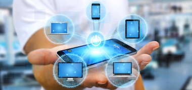 İşadamı teknik cihaz telefonuyla bağlantı