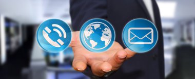 Modern dijital uygulama kullanarak iş adamı