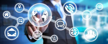 Dijital dokunmatik ekran arayüzü ile web simgesini kullanarak iş adamı