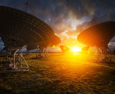 Uydu çanak görünümü gün batımında