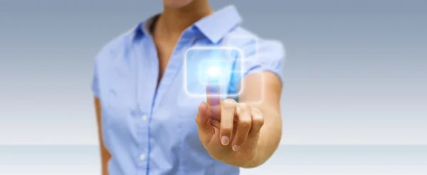 Femeie de afaceri atingând butonul modern de ecran tactil — Fotografie, imagine de stoc