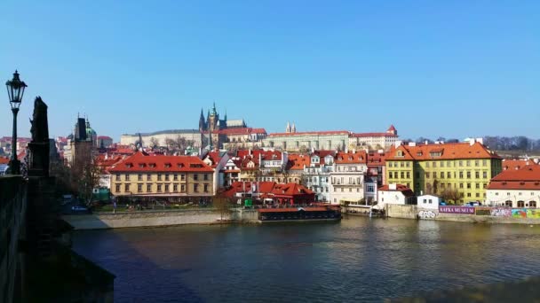 Beskåda av CHARLESEN ÖVERBRYGGAR och Praha slott — Stockvideo