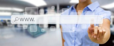 Kadın internet üzerinde dijital dokunsal web adres çubuğu ile sörf