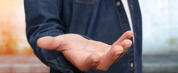 Junger Mann auf buntem Hintergrund — Stockfoto