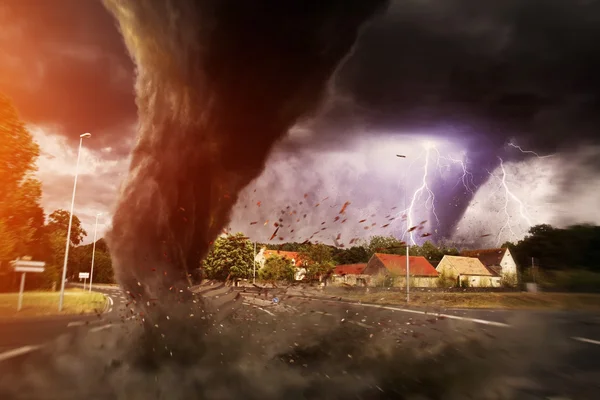 Grande desastre Tornado em uma estrada — Fotografia de Stock