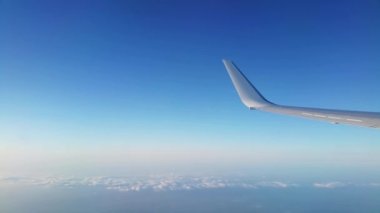 Uçuş sırasında bir uçak kanadının görünümü