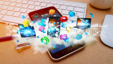 Teknik cihazlar ve bulut modern cep telefonu üzerinden
