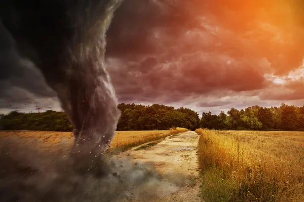 Grande desastre Tornado em uma estrada — Fotografia de Stock